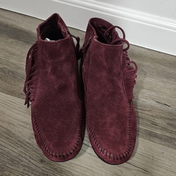 Minnetonka Lacy Fringe Boots Red Burgundy Suede Mocassins Ankle Booties - Picture 1 of 6